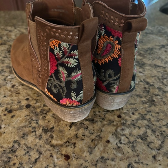 Cute boutique booties - Picture 3 of 5